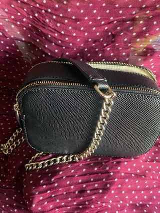 Bolso Guess Negro Cadena Dorada Elegante