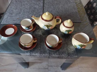 Juego de café de cerámica pintado falta una taza