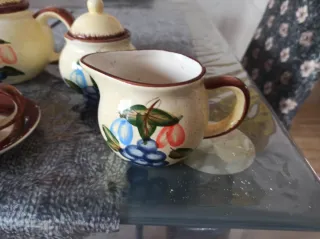 Juego de café de cerámica pintado falta una taza