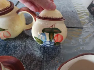 Juego de café de cerámica pintado falta una taza