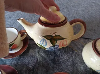 Juego de café de cerámica pintado falta una taza