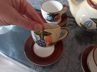 Juego de café de cerámica pintado falta una taza