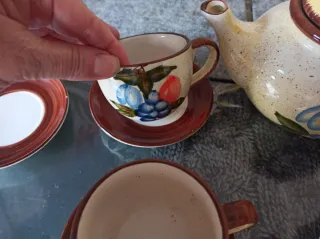 Juego de café de cerámica pintado falta una taza