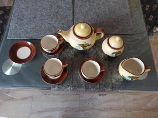 Juego de café de cerámica pintado falta una taza