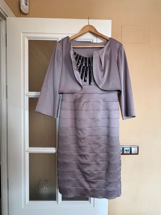 Vestido elegante con pedrería.