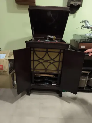 Gramola antigua de madera oscura