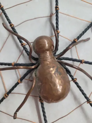 Ragno in rame su ragnatela