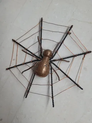 Ragno in rame su ragnatela