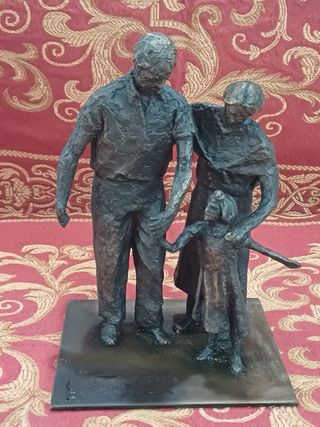 Figura escultura bronce familia antigua