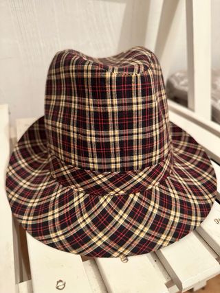 Sombrero rosa de ala corta