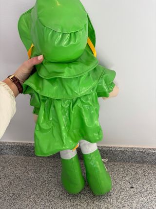Muñeca verde con sombrero y botas