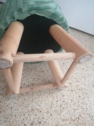 Taburete tapizado verde con relieve