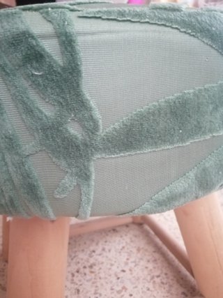 Taburete tapizado verde con relieve
