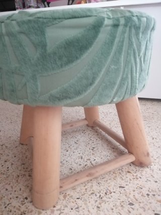 Taburete tapizado verde con relieve