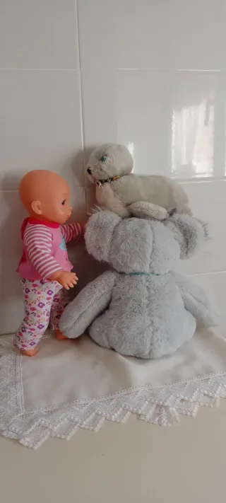 Muñeco con peluches: koala y foca.