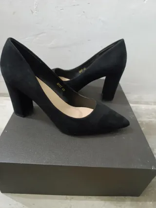 Zapatos de salón negros.