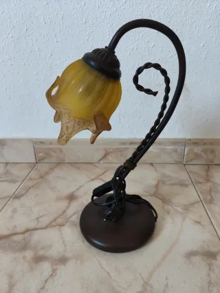 Lámpara de mesa vintage metal y cristal