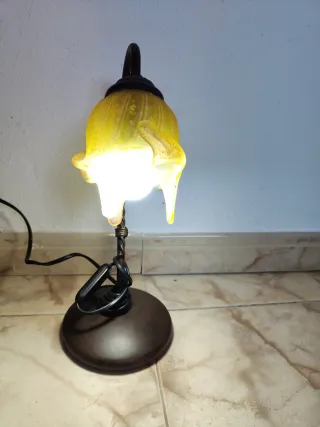 Lámpara de mesa vintage metal y cristal