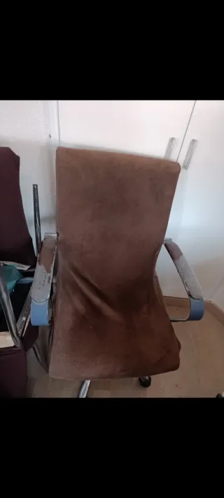 Silla de estudio con ruedas y mesa.