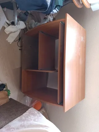 Silla de estudio con ruedas y mesa.