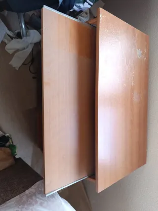 Silla de estudio con ruedas y mesa.