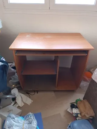 Silla de estudio con ruedas y mesa.