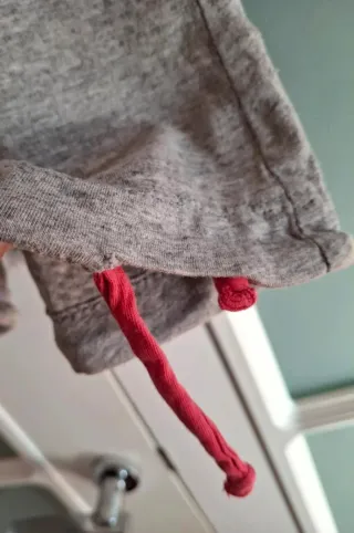 Camiseta Adidas gris con logo rosa