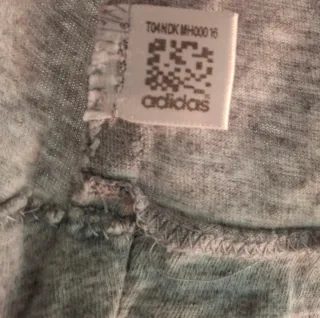 Camiseta Adidas gris con logo rosa