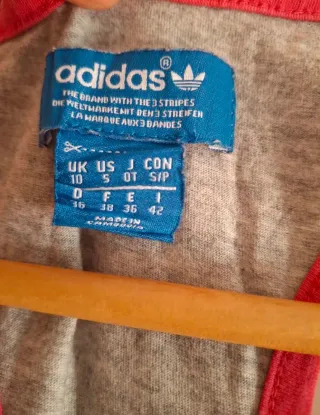 Camiseta Adidas gris con logo rosa