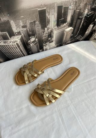 Sandalias doradas mujer