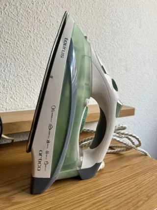 Plancha de ropa Taurus Artica + Tabla de planchar