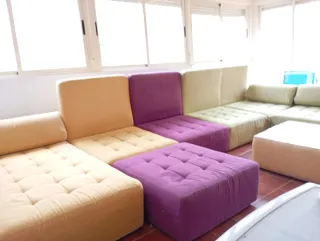 Sofá modular tela morado y amarillo
