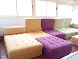 Sofá modular tela morado y amarillo
