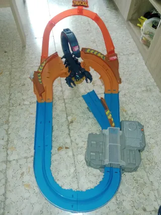 Hot Wheels Pista Monster Trucks Escorpión
