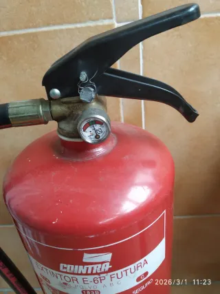 Extintor COINTRA E-6P FUTURA con manómetro
