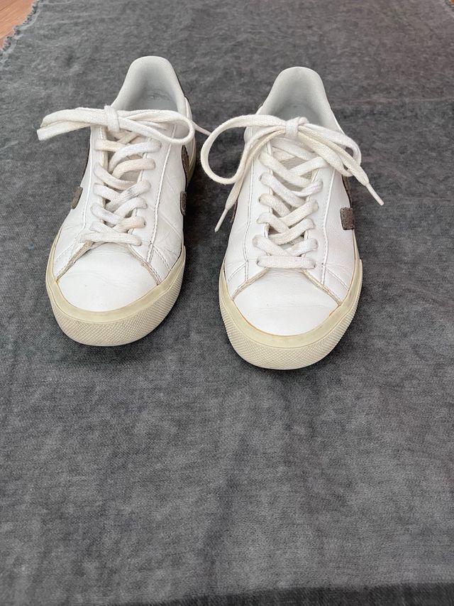 Zapatillas Veja blancas y grises