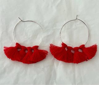 Aros con borlas rojas De Manuela