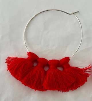 Aros con borlas rojas De Manuela