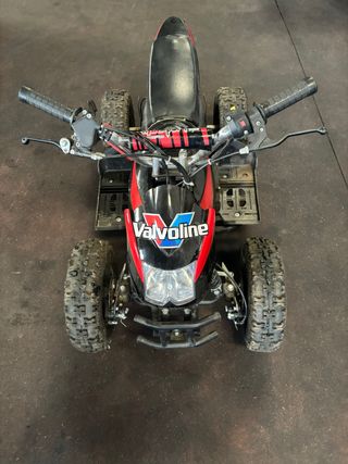 Moto Cuatrimoto Negra y Roja carburador mal