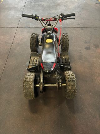 Moto Cuatrimoto Negra y Roja carburador mal