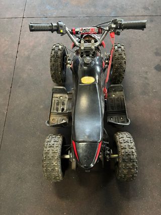 Moto Cuatrimoto Negra y Roja carburador mal