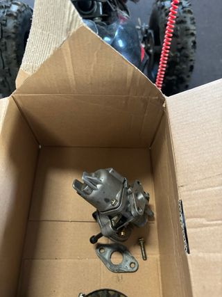 Moto Cuatrimoto Negra y Roja carburador mal