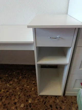 Escritorio infantil blanco con cajón y estantes