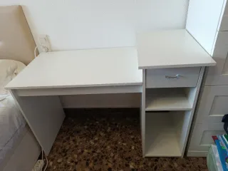 Escritorio infantil blanco con cajón y estantes