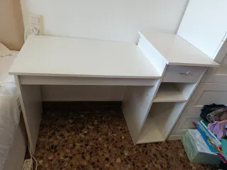 Escritorio infantil blanco con cajón y estantes