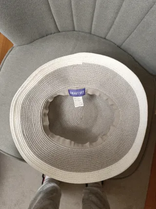 Sombrero de paja beige y blanco