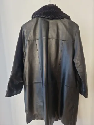 Chaqueta larga de piel negra