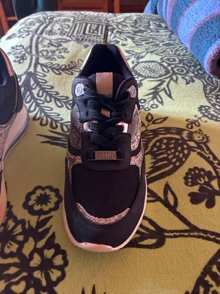 Zapatillas Mustang negras y plateadas