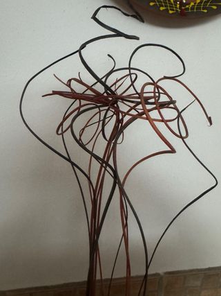 Jarrón azul con flores naranjas