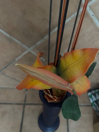 Jarrón azul con flores naranjas